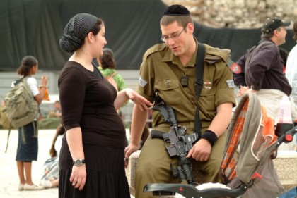 במידה ונוצר קשר עם מתנחלים יש לדבר על מזג האוויר (פלאש 90)