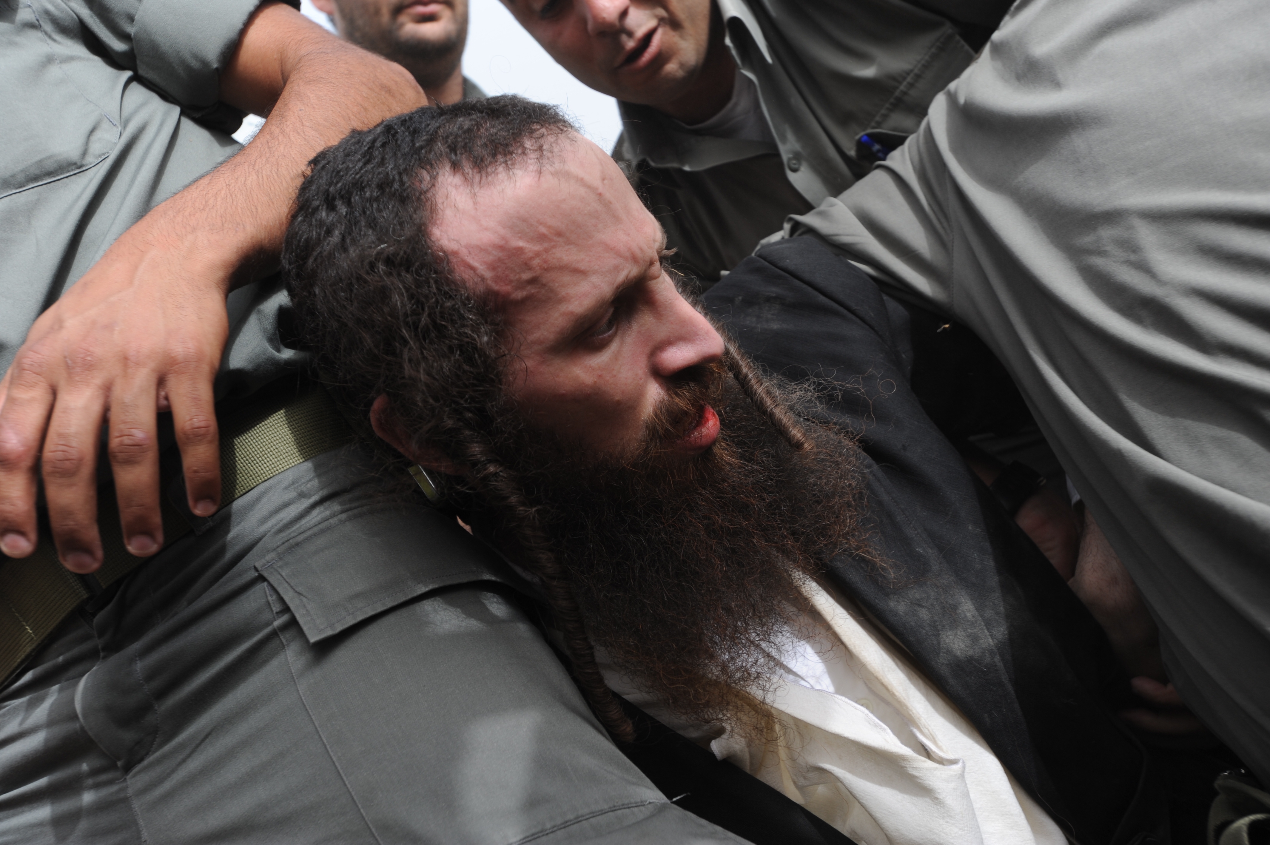 הפגנת יחידים: "רוב החרדים לא נמצאים בבי"ח בברזילי"