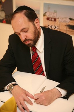 השר אטיאס במוזיאון גוש קטיף: די לנסיגות חד צדדיות