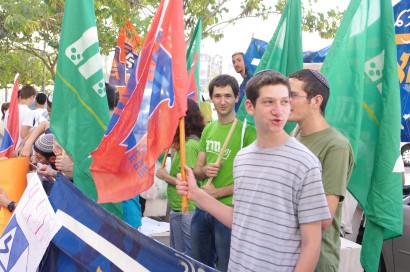 הפגנת הקרבה: צעירי מרצ והאיחוד הלאומי נלחמים יחד