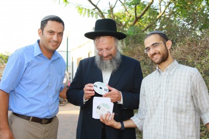 נתנאל סרוסי ואלון דוידי עם הרב שמואל אליהו
