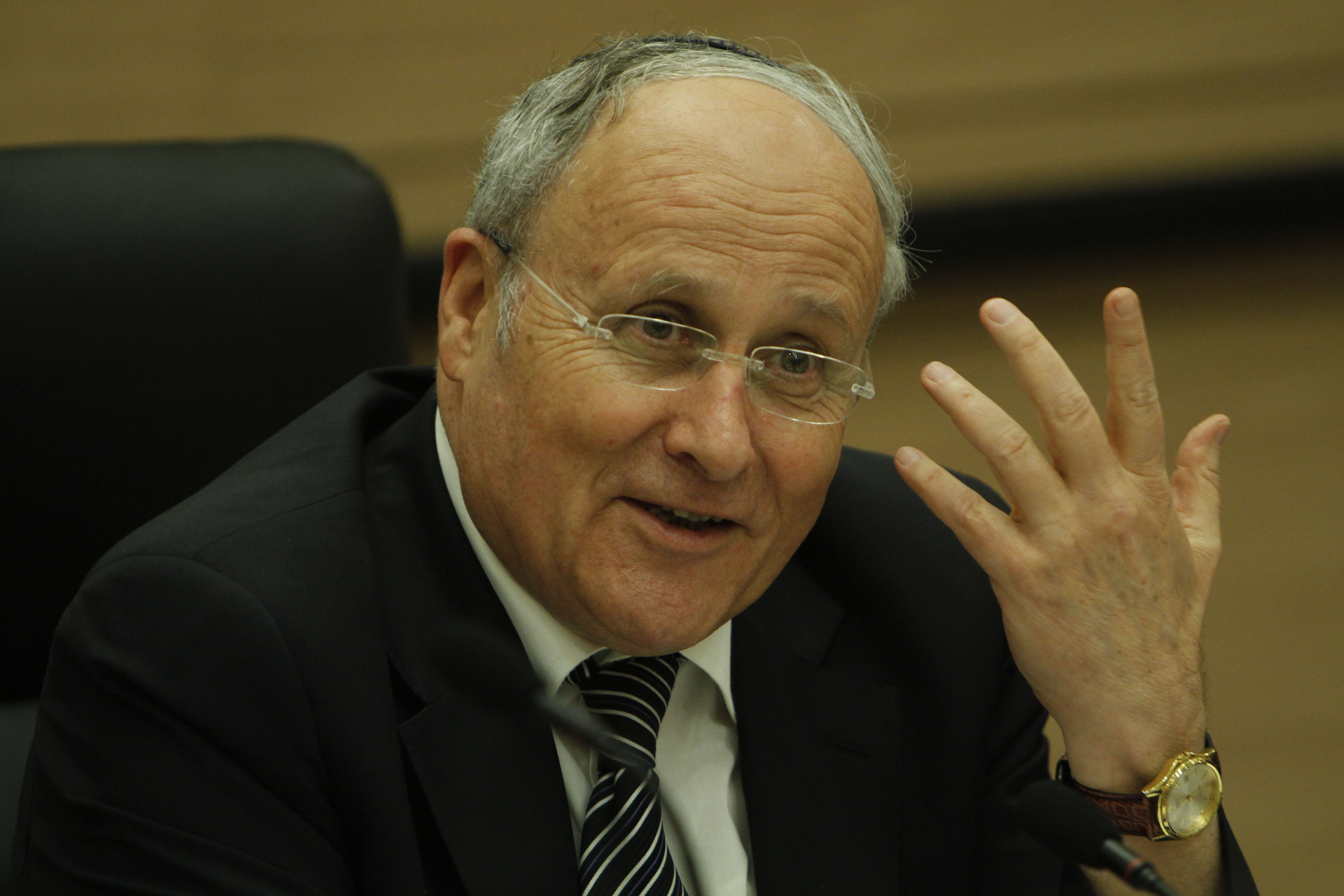 אורלב: למה האוצר מטיל מכס על ספר תורה שנתרם?