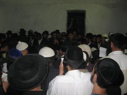 תמונות מהעלייה ההמונית לקבר יוסף בשכם. בין העולים הרבצ"ר רפי פרץ
