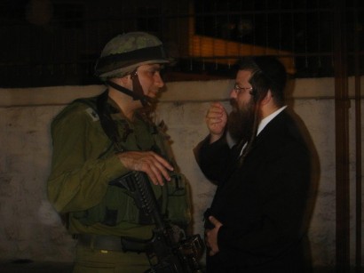 המתפללים משתטחים על הציון
