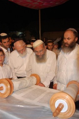 עתניאל: טקס הכנסת ספר תורה שכתב הרב רא"ם הכהן במו ידיו