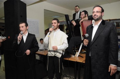 סוכת שלום: כשהאדמו"ר ערך טיש בישיבת ההסדר…