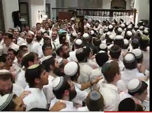 שמחת תורה: צפו ב'הקפות שניות' בבית הרב קוק
