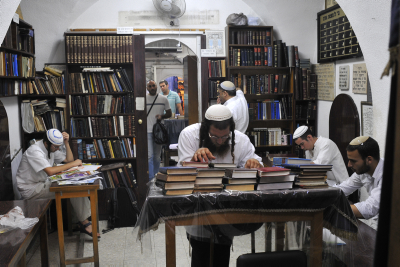 קורס גבאים מתקדם: השתלמות מקצועית נערכה לגבאי בית כנסת