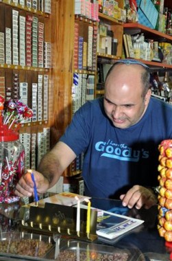 מאירים את העיר: מבצע הדלקת חנוכיות בחנויות בתל אביב
