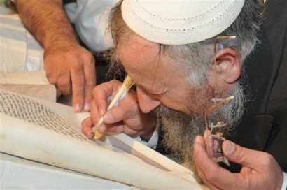 הרב שמואל אליהו פנה לכל הנוכחים באולם, דתיים וחילונים וקרא "אנחנו מגדלים בישיבה הרבה בחורים עם כוח של תפילה וברכה לעם ישראל, ממש כמו הרב אליהו! כן יהי רצון".