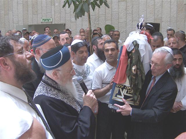 האם בשטרות החדשים תופיע דמותו של הרב מרדכי אליהו?
