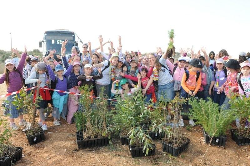 תמונות: נטיעות בבני עקיבא "צובעים את הארץ בירוק"
