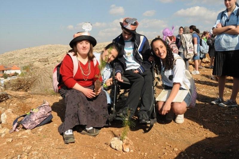 תמונות: נטיעות בבני עקיבא "צובעים את הארץ בירוק"