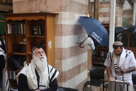 מחאה: הרב ליאור התפלל תחת גשם שוטף במערת המכפלה