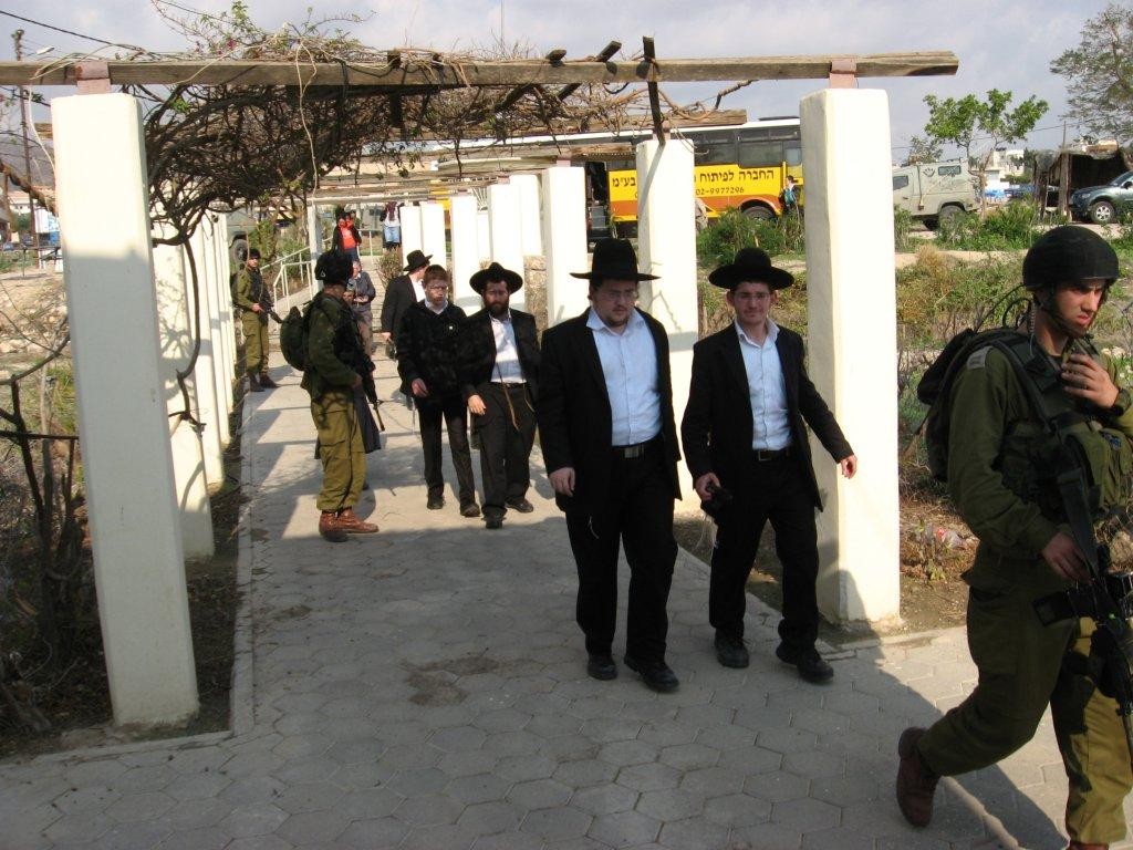 תמונות: תפילה וקריאת התורה הבוקר בעיר יריחו