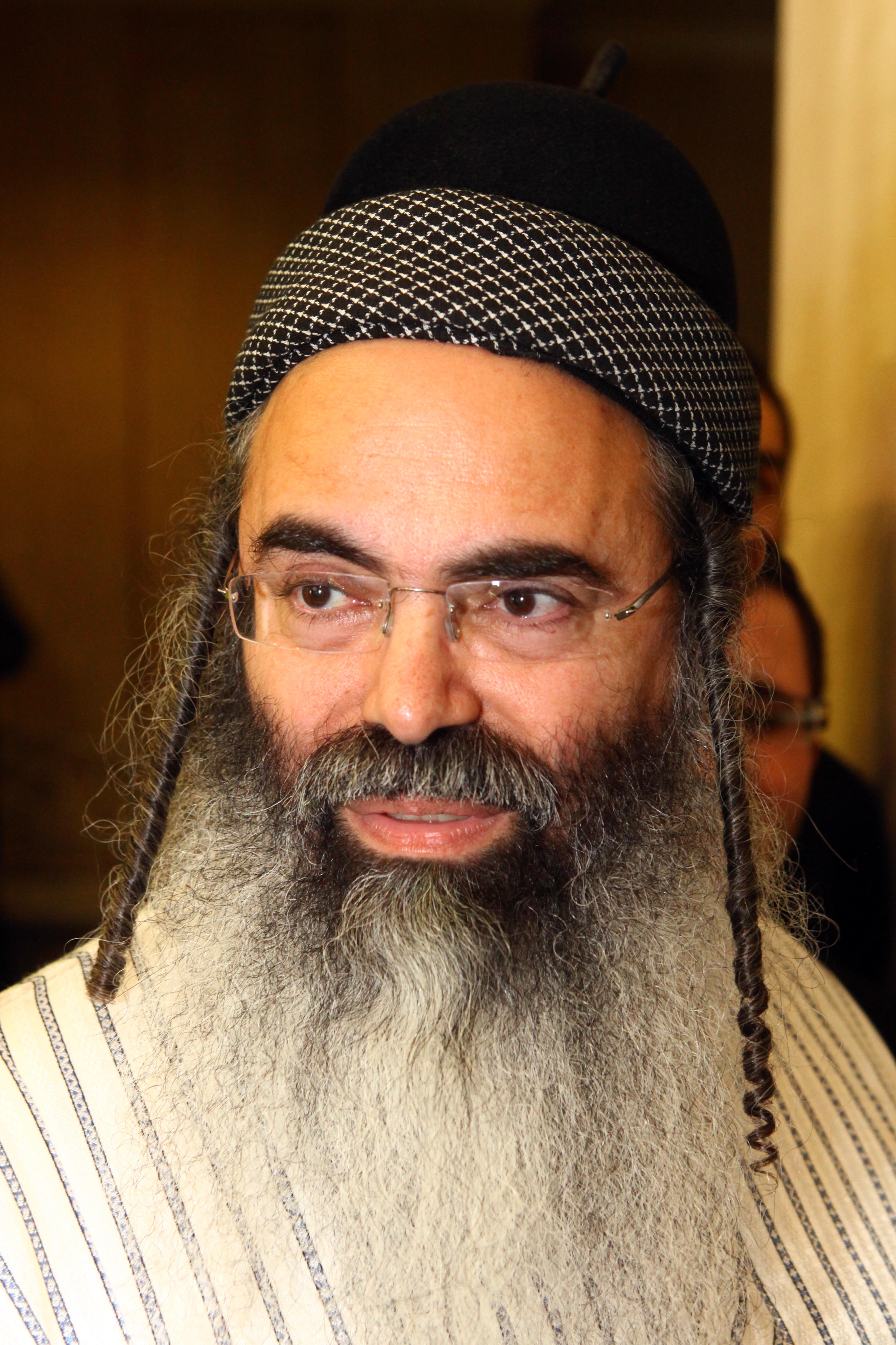 תחקיר: המלחמה חסרת הפשרות של הרב יצחק בזמרים