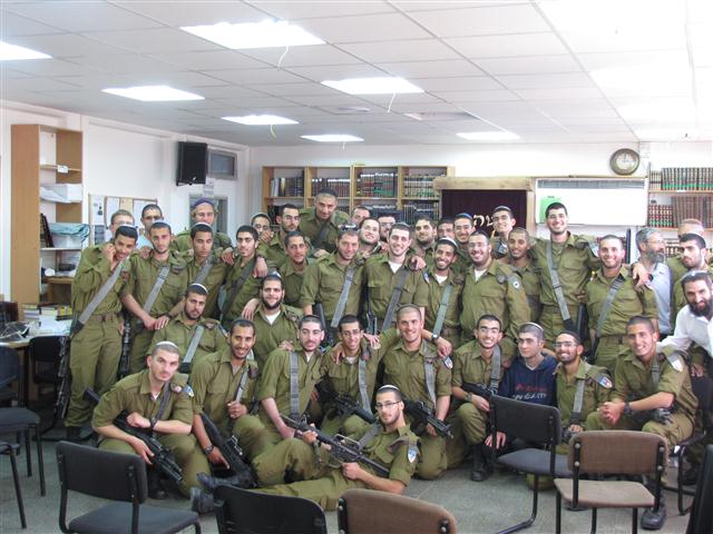 חוזרים לבית המדרש עם המדים והנשק