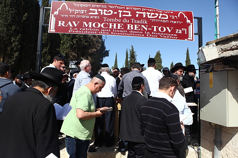 מאות באו למחות על הפגיעה בציונו של הרב משה בן טוב