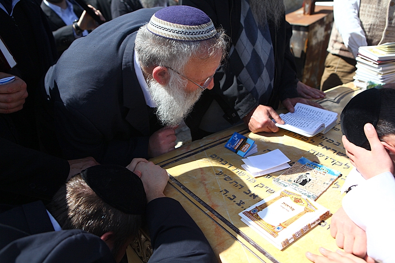 מאות באו למחות על הפגיעה בציונו של הרב משה בן טוב