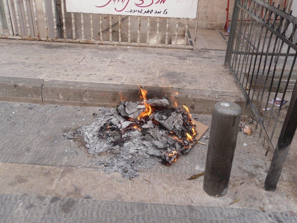 תמונות מביעור חמץ במאה שערים בירושלים