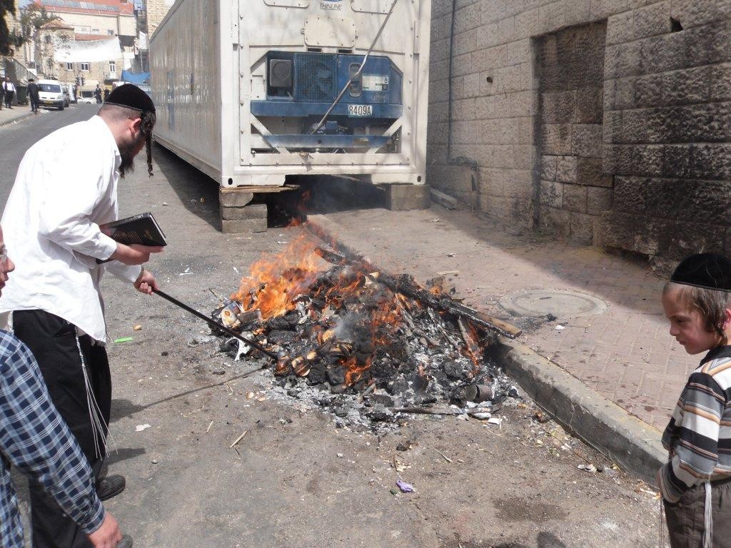 תמונות מביעור חמץ במאה שערים בירושלים