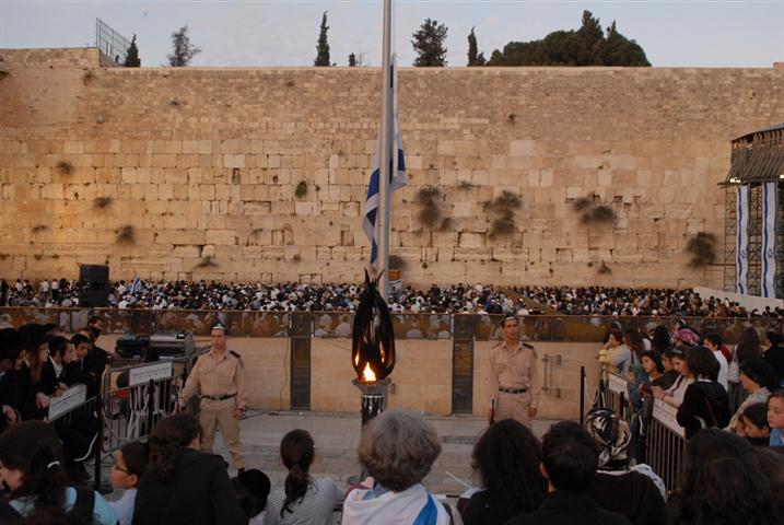 בתפילה חגיגית נצבע הכותל המערבי בכחול ולבן