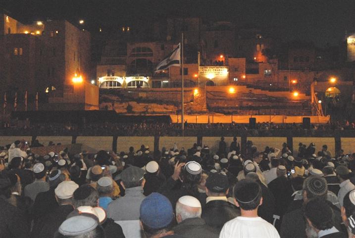 בתפילה חגיגית נצבע הכותל המערבי בכחול ולבן