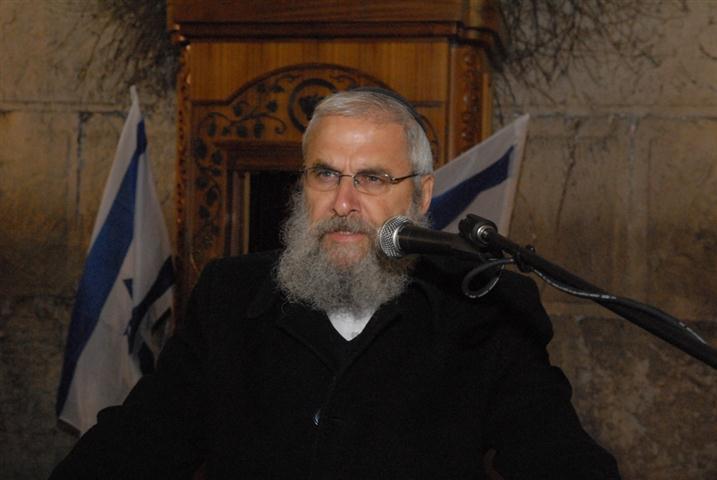 בתפילה חגיגית נצבע הכותל המערבי בכחול ולבן