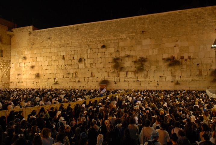 בתפילה חגיגית נצבע הכותל המערבי בכחול ולבן