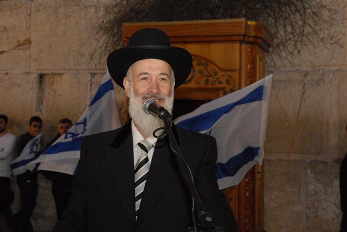 בתפילה חגיגית נצבע הכותל המערבי בכחול ולבן