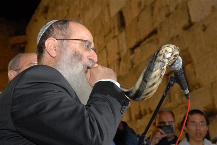 בתפילה חגיגית נצבע הכותל המערבי בכחול ולבן