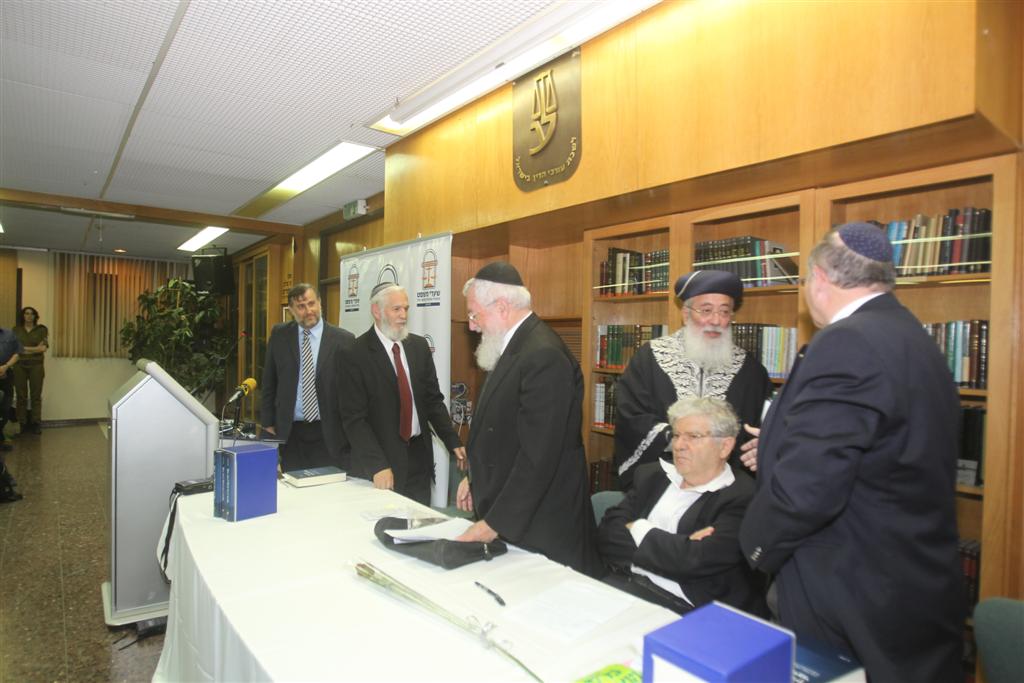 מי לא עמד לכבוד הראשון לציון הרב עמאר?