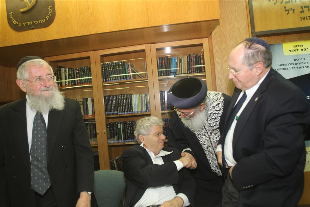 מי לא עמד לכבוד הראשון לציון הרב עמאר?