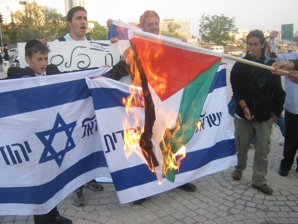 יום הנכבה: פעילי 'ישראל יהודית' שרפו דגל פלסטין