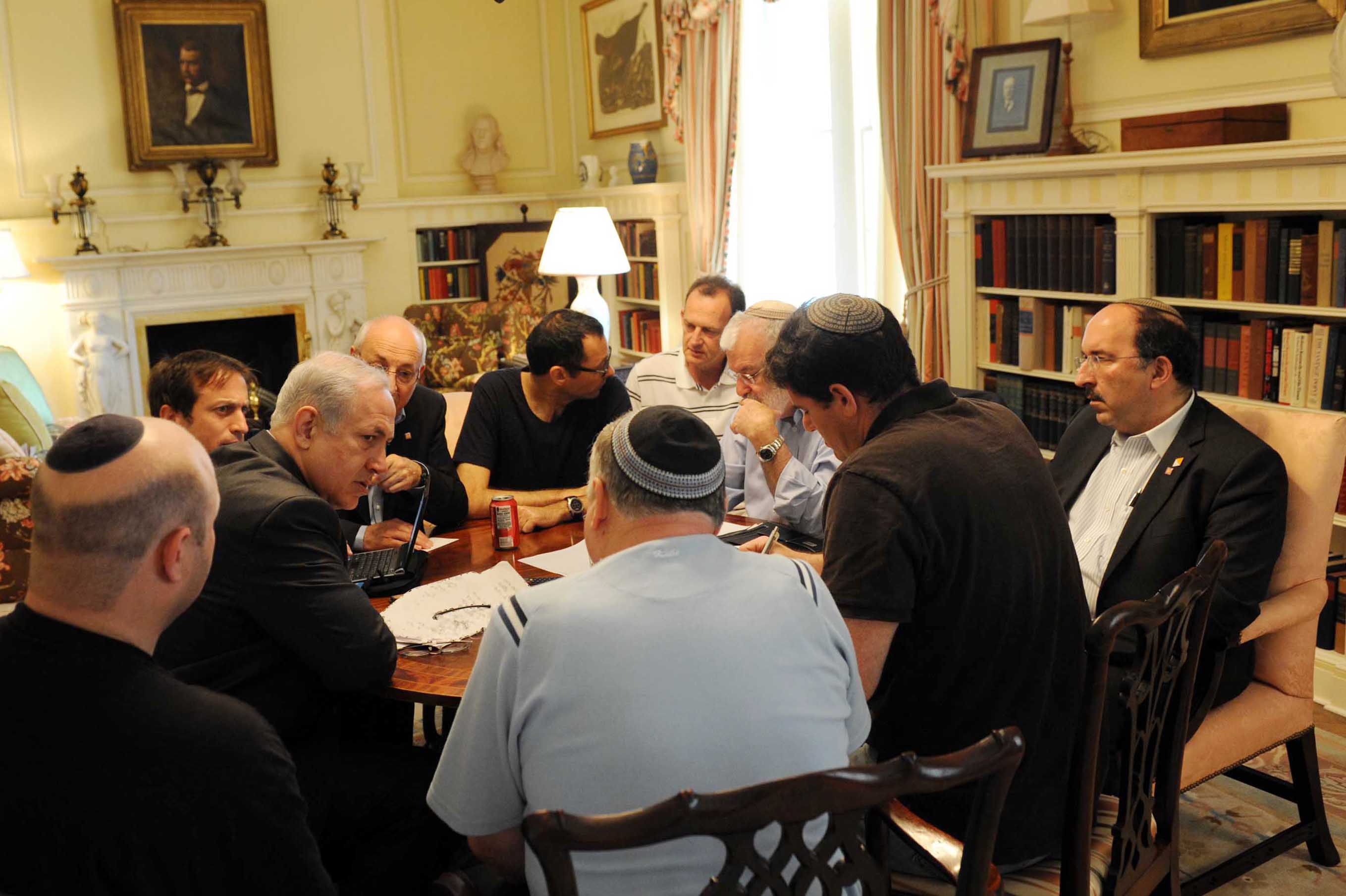 תמונה: רוב היועצים של נתניהו חובשים כיפה סרוגה