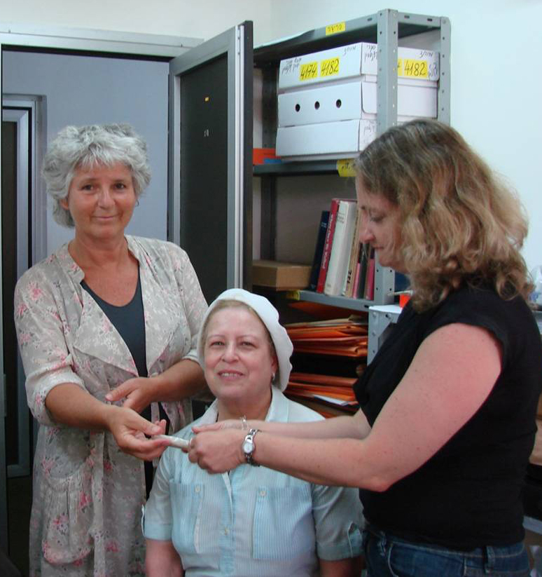 המזוזה ששרדה את השואה נמסרה לנכדת הנרצחים