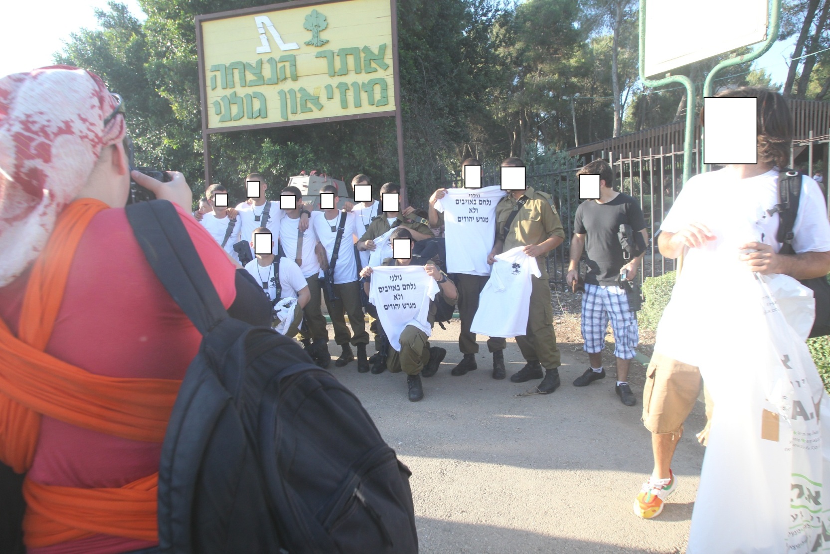הצלמת מירי צחי: חיילי גולני לבשו את החולצות מרצונם