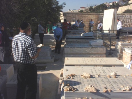 שש שנים להתנתקות: אזכרה לחללי הגוש שהוצאו מקברם