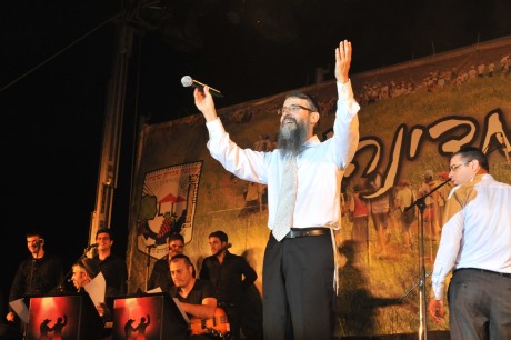 אברהם פריד בהופעה ראשונה בשומרון: אתם כמו משפחה