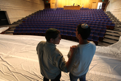 הכנות אחרונות לקראת פתיחת היכל התרבות בקרית ארבע