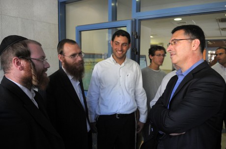 תלמידי 'מכון לב' הציגו פטנטים זוכים לשר החינוך