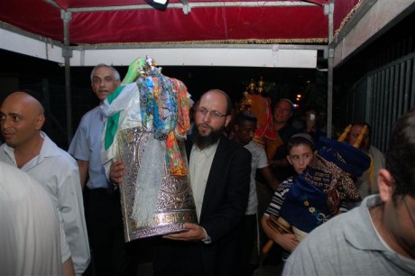 כל בניי יראי שמים ולומדי תורה בזכות שגדלו בערים חילוניות