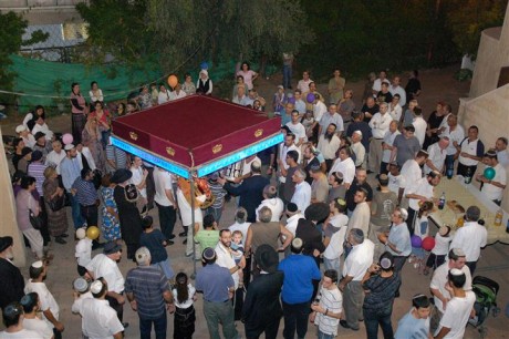 כל בניי יראי שמים ולומדי תורה בזכות שגדלו בערים חילוניות