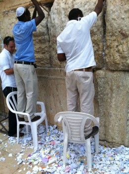 תחל שנה וברכותיה: בכותל מפנים מקום לבקשות חדשות