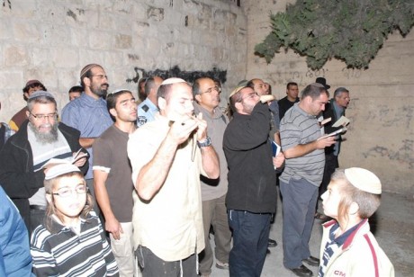 זעזוע בקבר יוסף: צלבי קרס רוססו בסמוך לציון