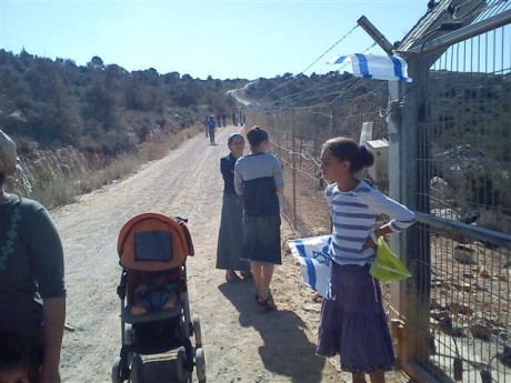 תמר פוגל מפגינה נגד המסיק של משפחת הרוצחים