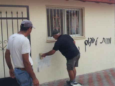 תג מחיר בצפת: כתובות "מוות ליהודים" על קיר בית כנסת