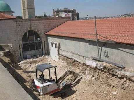בונים מסגד מטרים ספורים מקברו של מנחם בגין