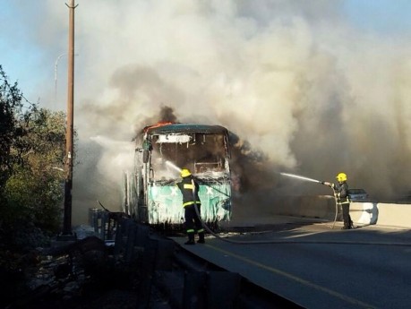 תמונות: האוטובוס שעלה באש בכביש מספר 1