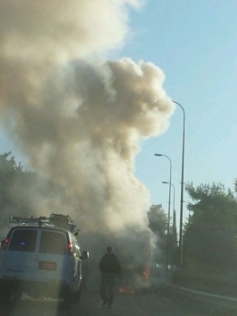 תמונות: האוטובוס שעלה באש בכביש מספר 1